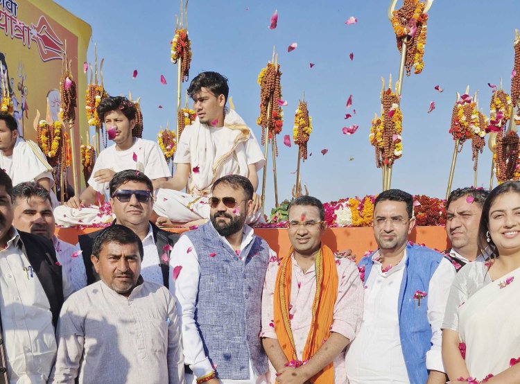 120 पवित्र त्रिशूलों के 4 विशाल भव्य वाहनों के साथ यात्रा में चल रहा 200 से अधिक गाड़ियों का हुजूम