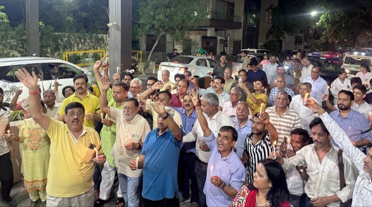 आरडवल्यूए-56 के आह्वान पर पहलगांव में आतँकवादी हमले मे मारे गये हिंदुओ की आत्मा की शांति के लिए निकाला गया कैंडल मार्च