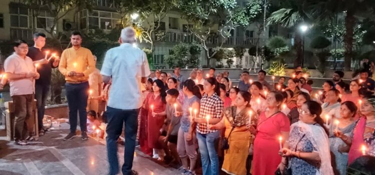 पहलगाम में मारे गए लोगों के लिए रखा कैंडल जलाकर 2 मिनट का मौन