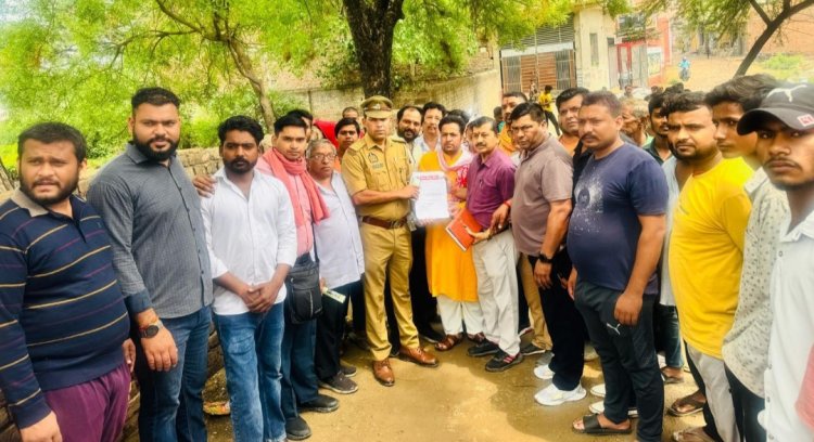 डूब क्षेत्र में मानकों के विपरीत भवन का निर्माण के संबंध में सौंपा ज्ञापन