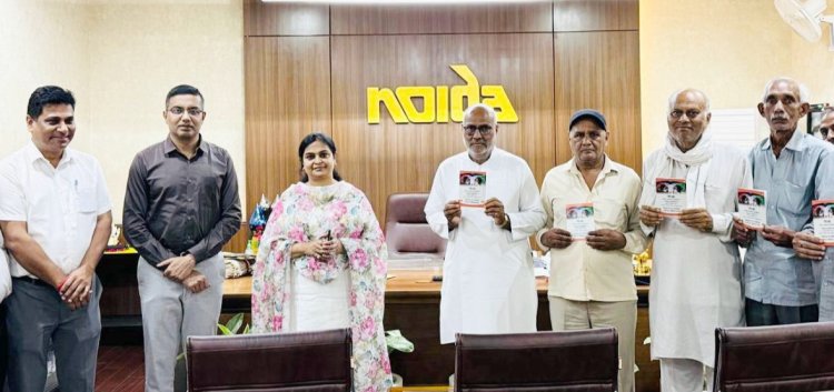 नोएडा प्राधिकरण के सेवानिवृत्त कर्मचारियों को कैशलेस चिकित्सा कार्ड वितरण की हुई शुरुआत