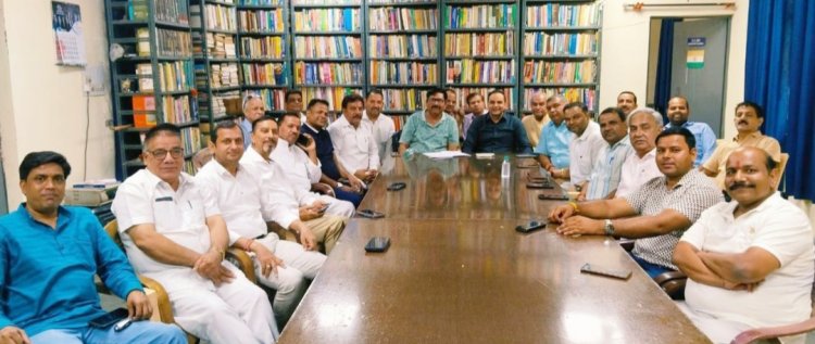 नोएडा प्राधिकरण की अनदेखी से आरडब्ल्यूए पदाधिकारियों में रोष