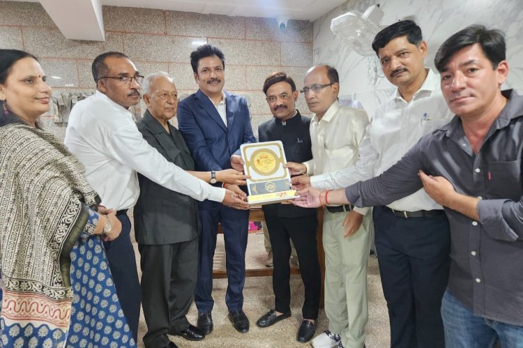 हिंदी पत्रकारिता दिवस के उपलक्ष्य में संगोष्ठी का हुआ आयोजन, पत्रकारों को किया गया सम्मानित