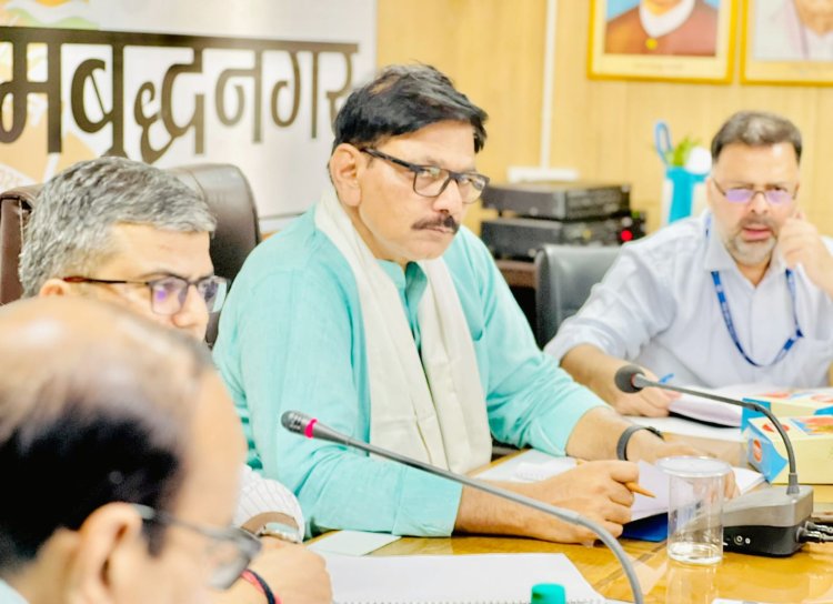 बैंक संबंधी योजनाओं के बारे में जनता को जानकारी देने के लिए गांव-गांव कैंप लगाए जाएं - धीरेन्द्र सिंह