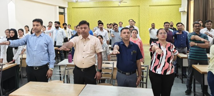 विश्व रक्त दाता दिवस पर बैक्सन होम्योपैथिक मेडिकल कॉलेज एवं हॉस्पिटल में लगा रक्तदान शिविर