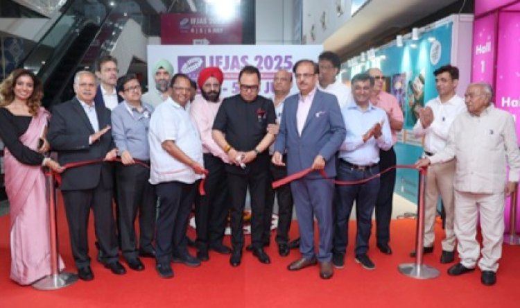 19वें भारतीय फैशन ज्वैलरी एवं एक्सेसरीज शो का हुआ उद्घाटन, बड़ी संख्या में विदेशी खरीदार, प्रदर्शक, व्यापार जगत के लोग रहे उपस्थिति