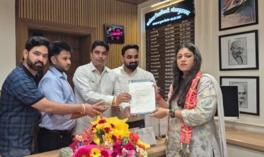 3000 फीट लंबी ऐतिहासिक तिरंगा यात्रा को लेकर जिलाधिकारी से शिष्टाचार भेंट