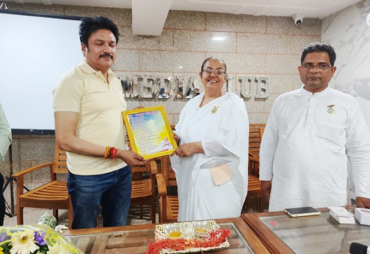 पत्रकारों को दिया तनावमुक्त जीवन के लिए राजयोग का संदेश, पत्रकारों को बांधी राखी