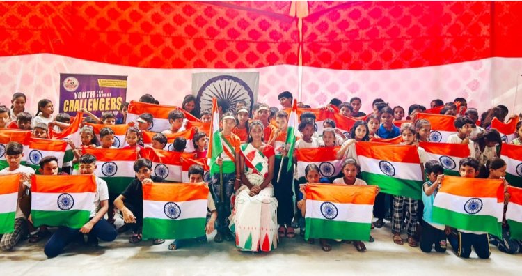 78वें स्वतंत्रता दिवस पर तिरंगे से लिपटी भारत माँ