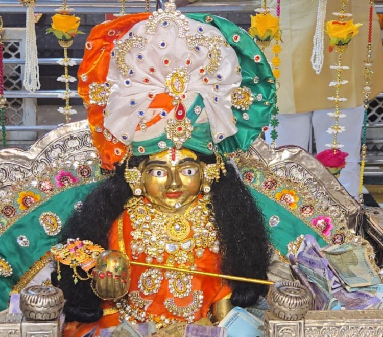 श्री कृष्ण जन्माष्टमी पर लगा भक्तों का तांता, कृष्ण दरबार को फूलों से बंगले की तरह सजाया गया