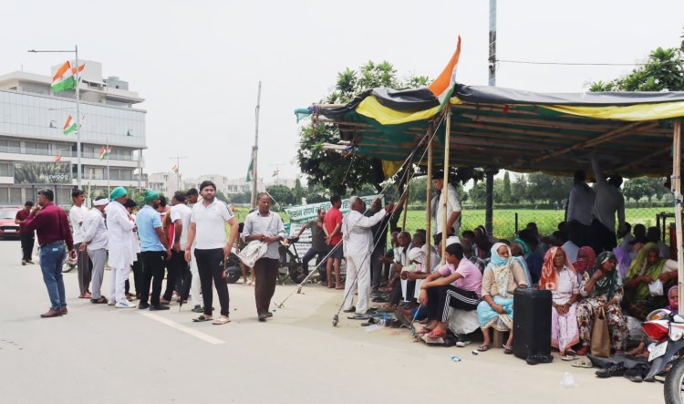 धरना प्रदर्शन खत्म हुआ, वेव सिटी के निवासियों के चेहरे खिले