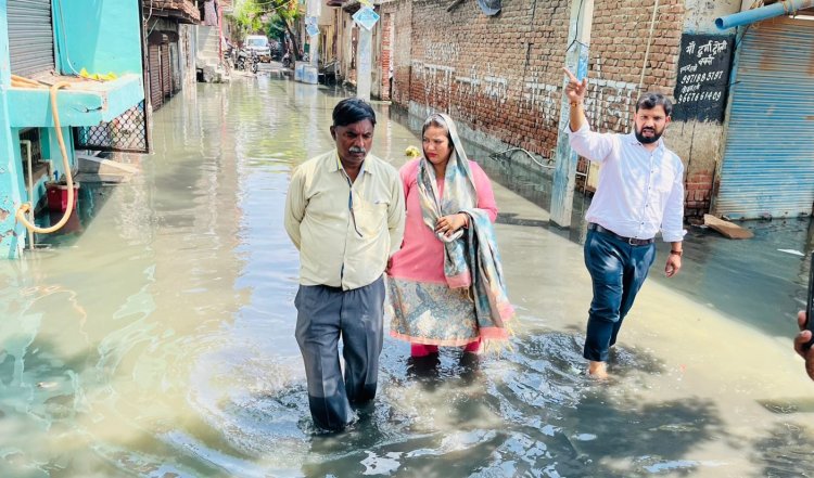 पूर्व पालिका अध्यक्ष रीना भाटी उतरीं गंदे पानी में, संगम पार्क के जलभराव पर अधिकारियों को 7 दिन का अल्टीमेटम