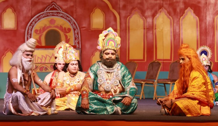 रामलीला के दूसरे दिन राम जन्म से अयोध्या मे खुशी की लहर