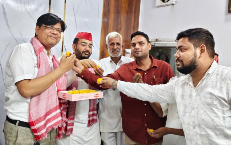 सपा नेता आज़म खाँ की रिहाई पर सपा नोएडा महानगर में जश्न का माहौल