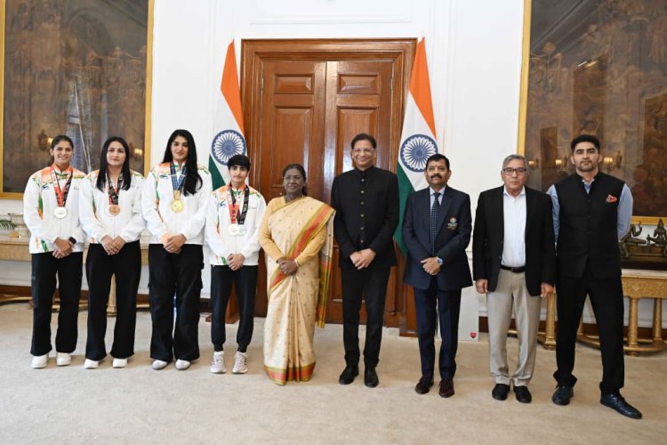 बीएफआई पदाधिकारियों और पदक विजेता बॉक्सरों के साथ राष्ट्रपति से मिले राजेश भारद्वाज