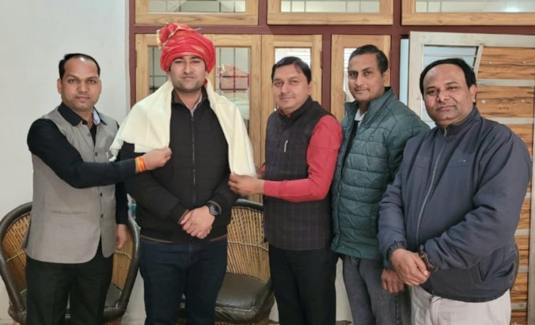 शोभाराम चंदीला को महिला उन्नति संस्था के पदाधिकारियों ने पगड़ी बांधकर दी बधाई