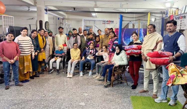 फस्ट रिहैब फाउंडेशन के बच्चों ने पुराने पोस्टर्स को वॉटरप्रूफ ब्लैंकेट में बदला, जरूरतमंदों को बांटे