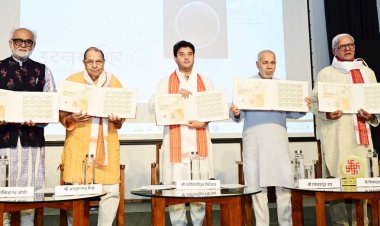 केन्द्रीय मंत्री सिंधिया ने हिन्दी पत्रकारिता द्विशताब्दी पर जारी किया स्मारक डाक टिकट