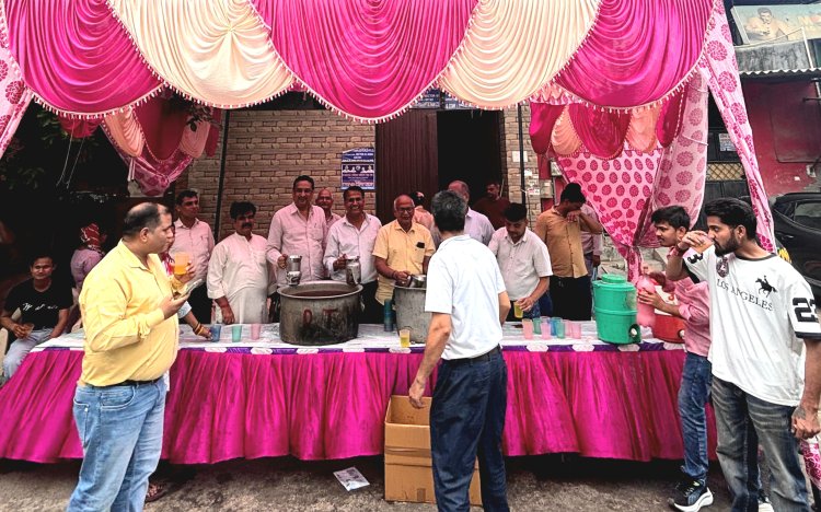 निर्जला एकादशी पर पूजा प्रिंटर्स ने किया शर्बत वितरण 