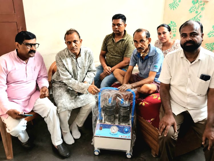 कैंसर से जूझ रहे मरीज को संतुष्टि सेवा फाउंडेशन ने उपलब्ध कराई सक्शन मशीन