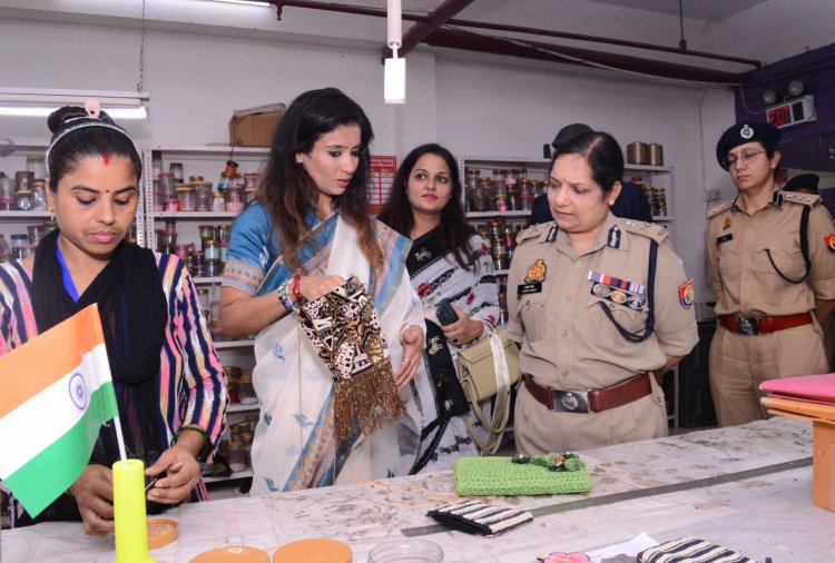 आर्या फैशन्स ने आज विशेष बच्चों के लिए किया हस्तशिल्प कला प्रशिक्षण का आयोजन