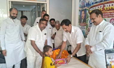 भारतीय मजदूर परिषद द्वारा संवाद कार्यक्रम आयोजित, बच्चों को की स्टेशनरी वितरित