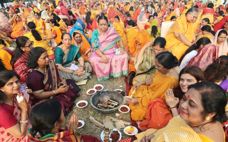 108 कुंडीय यज्ञ में 1200 महिलाओं ने दी राष्ट्र वंदन की आहुति