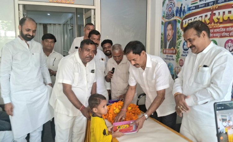 भारतीय मजदूर परिषद द्वारा संवाद कार्यक्रम आयोजित, बच्चों को की स्टेशनरी वितरित