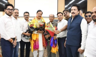 सांसद डॉ महेश शर्मा को नोएडा मीडिया क्लब के पदाधिकारियो ने दी उनके जन्मदिन पर बधाई  