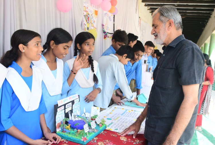 विज्ञान प्रदर्शनी में छात्रों ने दिखाए मॉडल, अतिथियों ने खूब सराहा