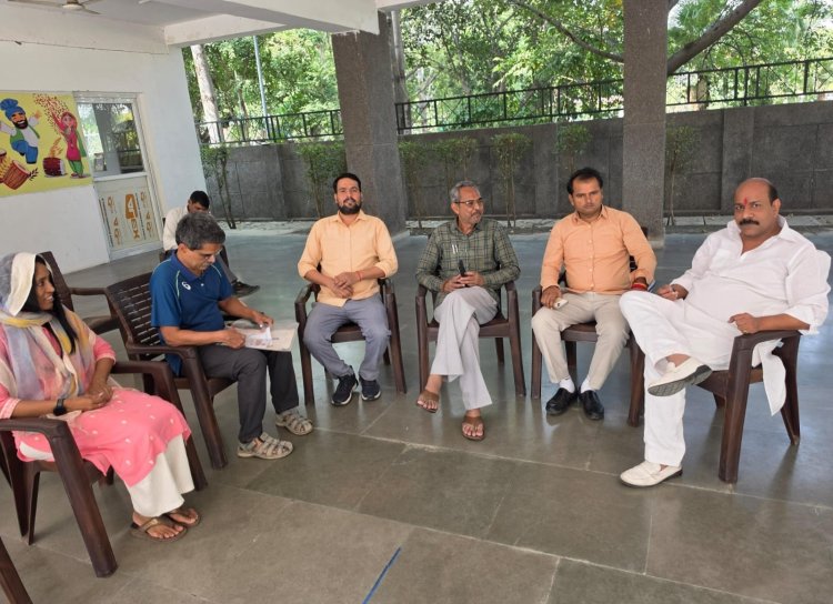 सेक्टर 105 में मतदाता पुनरीक्षण हेतु बीएलओ उपस्थिति सुनिश्चित करने का जिलाधिकारी से किया अनुरोध
